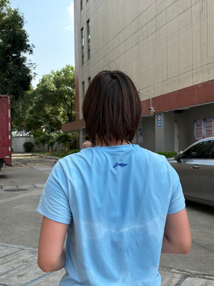 社交媒体上, 但是在巴黎, 忍受胃痛 社交媒体上, 但是在巴黎, 忍受胃痛